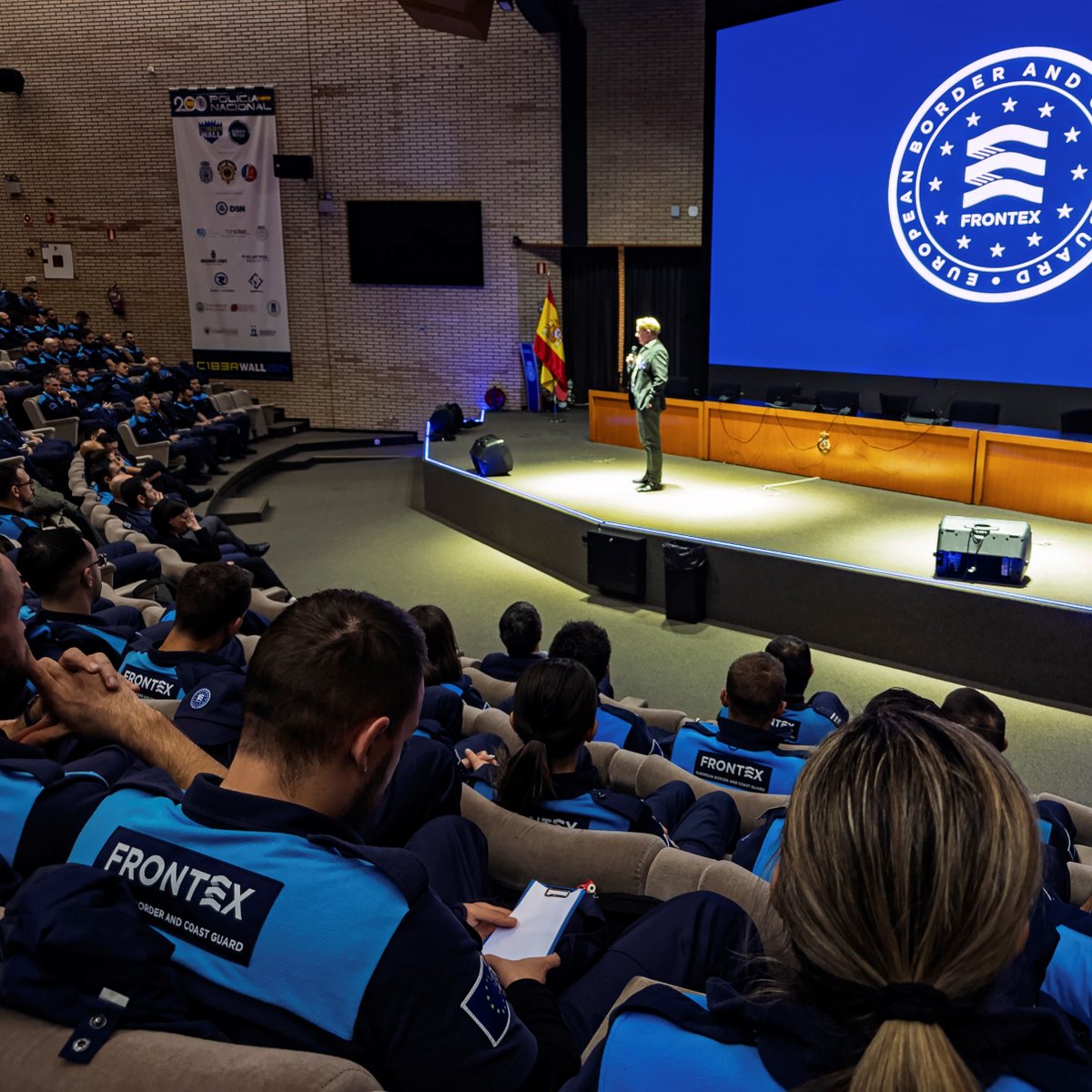 Frontex's tweet photo. 📚👮♀️👮️Growing the #Frontex #StandingCorps means investing in exceptional training.
This week, Executive Director @Hans Leijtens visited training centres in 🇵🇹 Almada & 🇪🇸 Ávila, where nearly 300 future officers are preparing to safeguard Europe’s borders while upholding European values 🌍✨