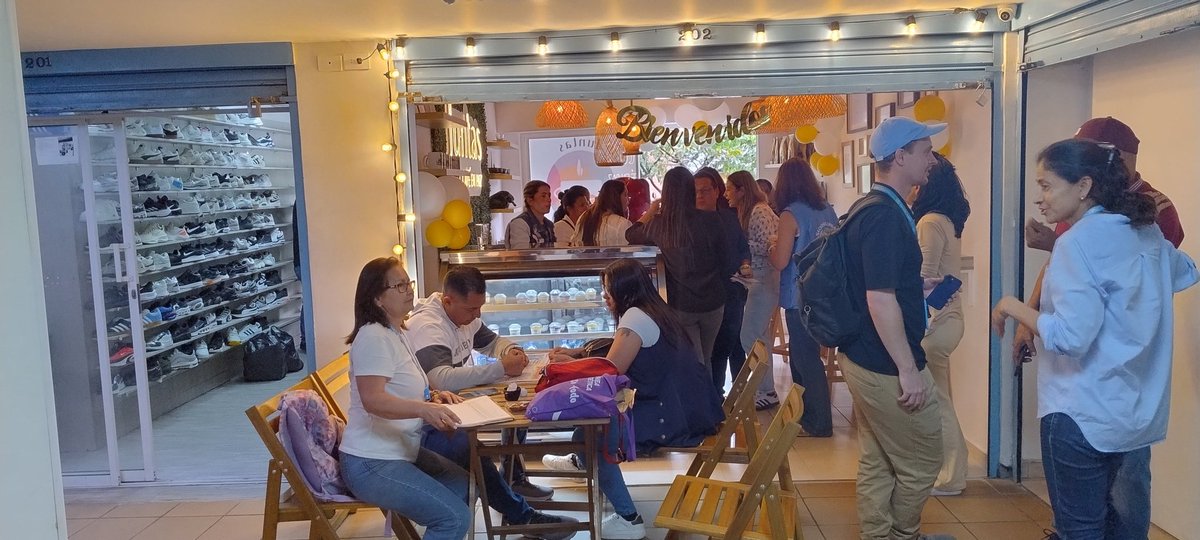 johnfermesa's tweet photo. Una espectacular propuesta: el  Café " Juntas Café en Paz" una iniciativa de Mujeres en Paz; Las cuales son Firmantes de paz, estos espacios se deben apoyar y conocer. La mejor forma que nos cuentan estás mujeres de por que la guerra no es la salida.  @arcilaDDHH @MisionONUCol https://t.co/gdhzIw5QoA