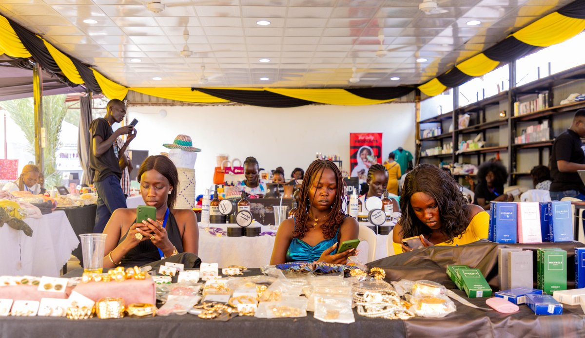 SceniusHub's tweet photo. Day One of the three-day Festive Bazaar is here, and it’s a shopper’s paradise! Discover unique holiday gifts, and support local vendors .
Shop, connect, and celebrate the season with us at @sceniushub. Don’t miss out—see you there! #FestiveBazaar #ShopLocal #HolidayShopping https://t.co/LbahtSjJVq