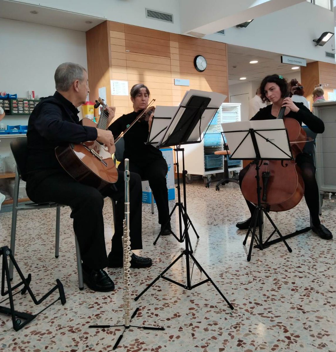 iasgirona's tweet photo. 🎵L'orquestra del @COMGirona #OMEGI dedica avui un concert de #Nadal als pacients d'@ICO_oncologia #Girona que fan el seu tractament a les instal·lacions del Parc Hospitalari Martí i Julià. Quin gran regal 😍 https://t.co/itlfJFJLU2