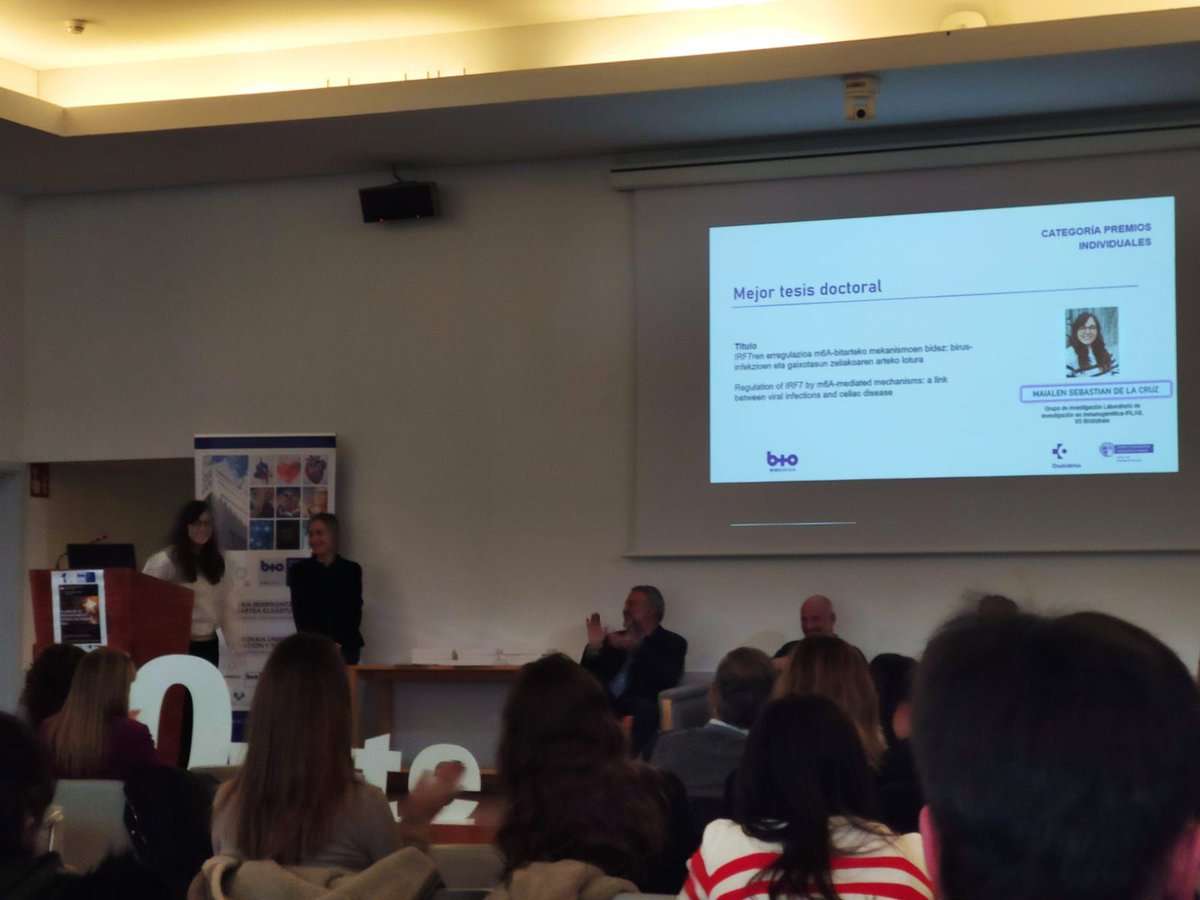 FunImmune's tweet photo. Gaur @biobizkaia|n doktoretza-tesi onenaren #bioQ saria jaso du gure taldeko ikertzailea den @Maialen_SdlC|k.
Zorionak Maialen! 👏👏🔝🔝🔝
#EmakumeakZientzian 💜 https://t.co/xm9sT9BBC5