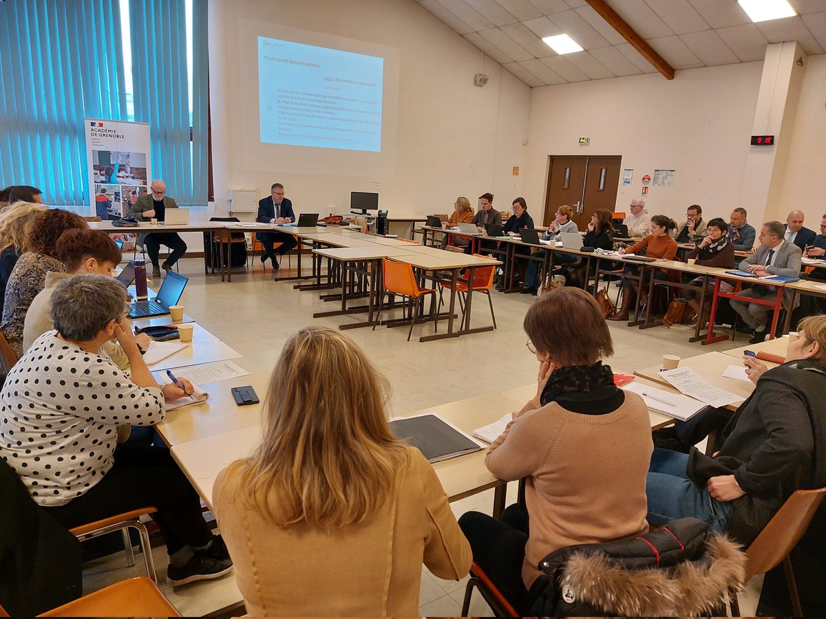 FredericBablon's tweet photo. Ce matin, comité 74 d'éducation à la santé, citoyenneté et environnement.  Occasion de faire le point sur les nombreuses actions partenriales qui permettent à nos jeunes d'apprendre dans de bonnes conditions et de développer leur citoyenneté @acgrenoble @DSDEN74 @HeleneInsel https://t.co/6BNXKEZ2mJ