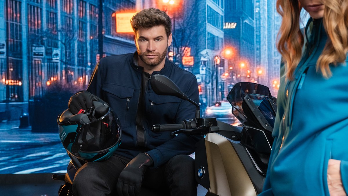 BMWMotorrad's tweet image. Get ready to ride with the #PluggedToLife collection! ⚡️

Featuring the Naples &amp;amp; Bilbao jackets, São Paulo helmet, and matching sneakers — your perfect urban gear.

Check out the collection:
▶️ bmw-motorrad.com/en/shorturls/p…

#MakeLifeARide #RidersGear #BMWMotorrad