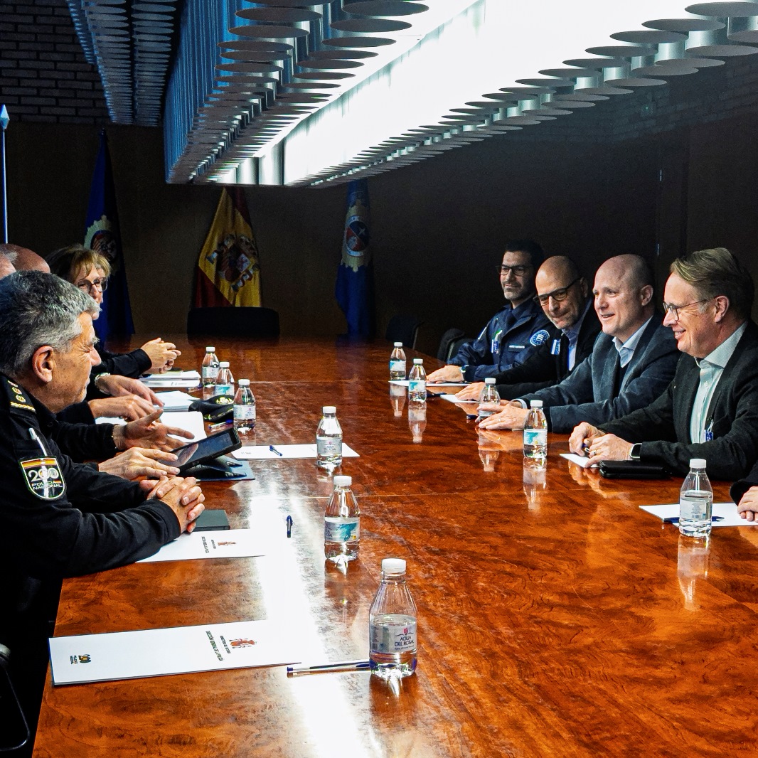 Frontex's tweet photo. 📚👮♀️👮️Growing the #Frontex #StandingCorps means investing in exceptional training.
This week, Executive Director @Hans Leijtens visited training centres in 🇵🇹 Almada & 🇪🇸 Ávila, where nearly 300 future officers are preparing to safeguard Europe’s borders while upholding European values 🌍✨