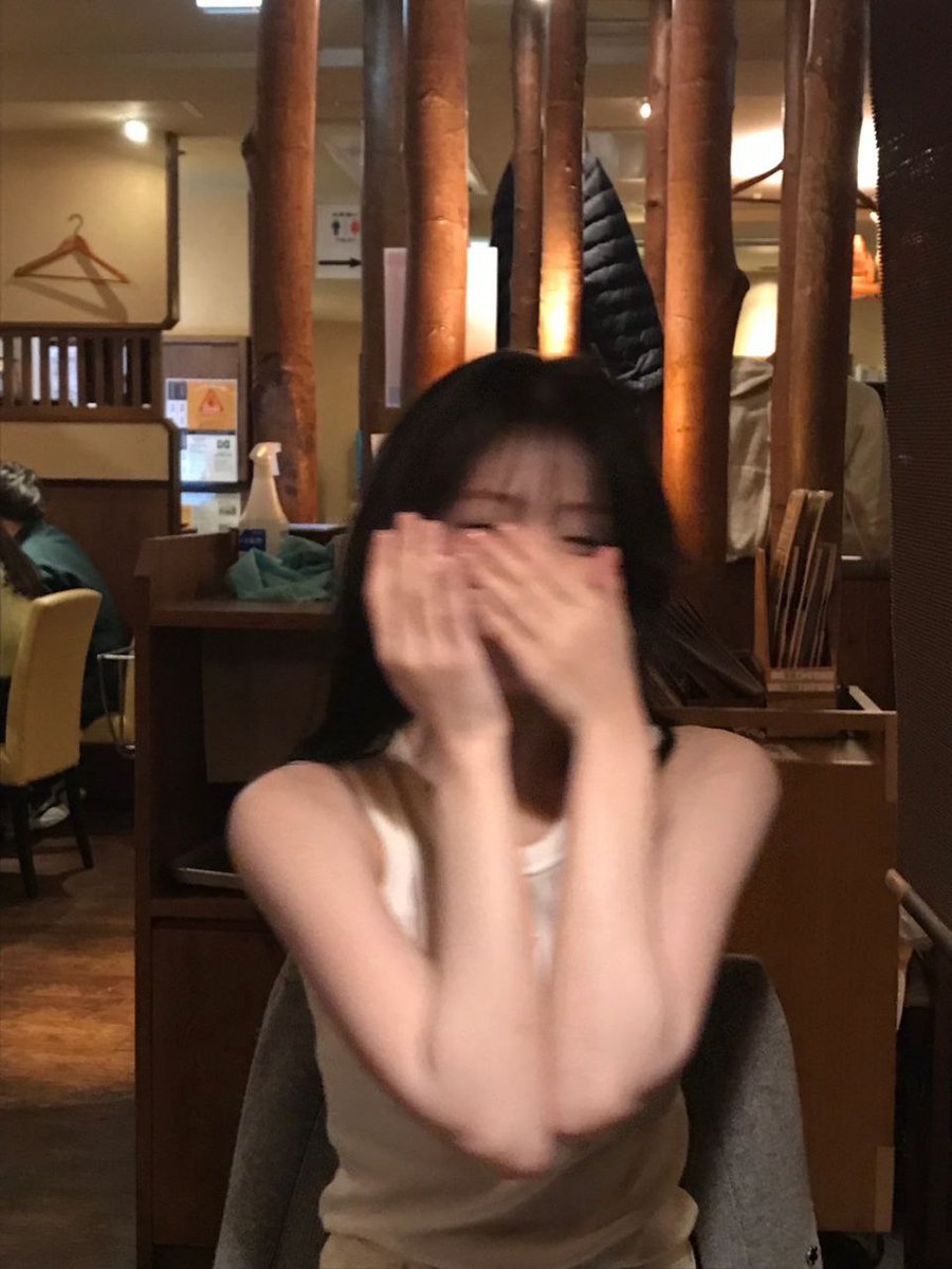 ahydeon's tweet photo. Her laughter blends with the gentle evening hum, enveloping us in a moment that is both frozen and alive—tender, timeless, and utterly sweet. ᵕ୨♡︎୧ᵕ https://t.co/DWE36Lhrvg