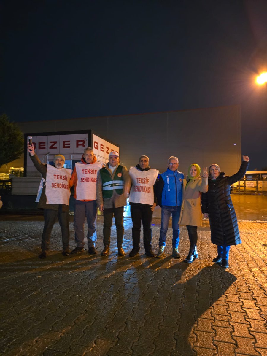 TeksifSen's tweet photo. Tayeks Dış Ticaret ve Tekstil ve Gezer Ayakkabı Deri Fabrikası Önünde Mücadelemiz Devam Ediyor!
#GezerAyakkabıDeri #Tayeks sendikal mücadelede yalnız değildir!
#sendikalmücadele #tekstilişçileri #sendikalhaklar #gezerterlik #işçileresaygıduygezer #tayeks https://t.co/jHE3s5kCnf