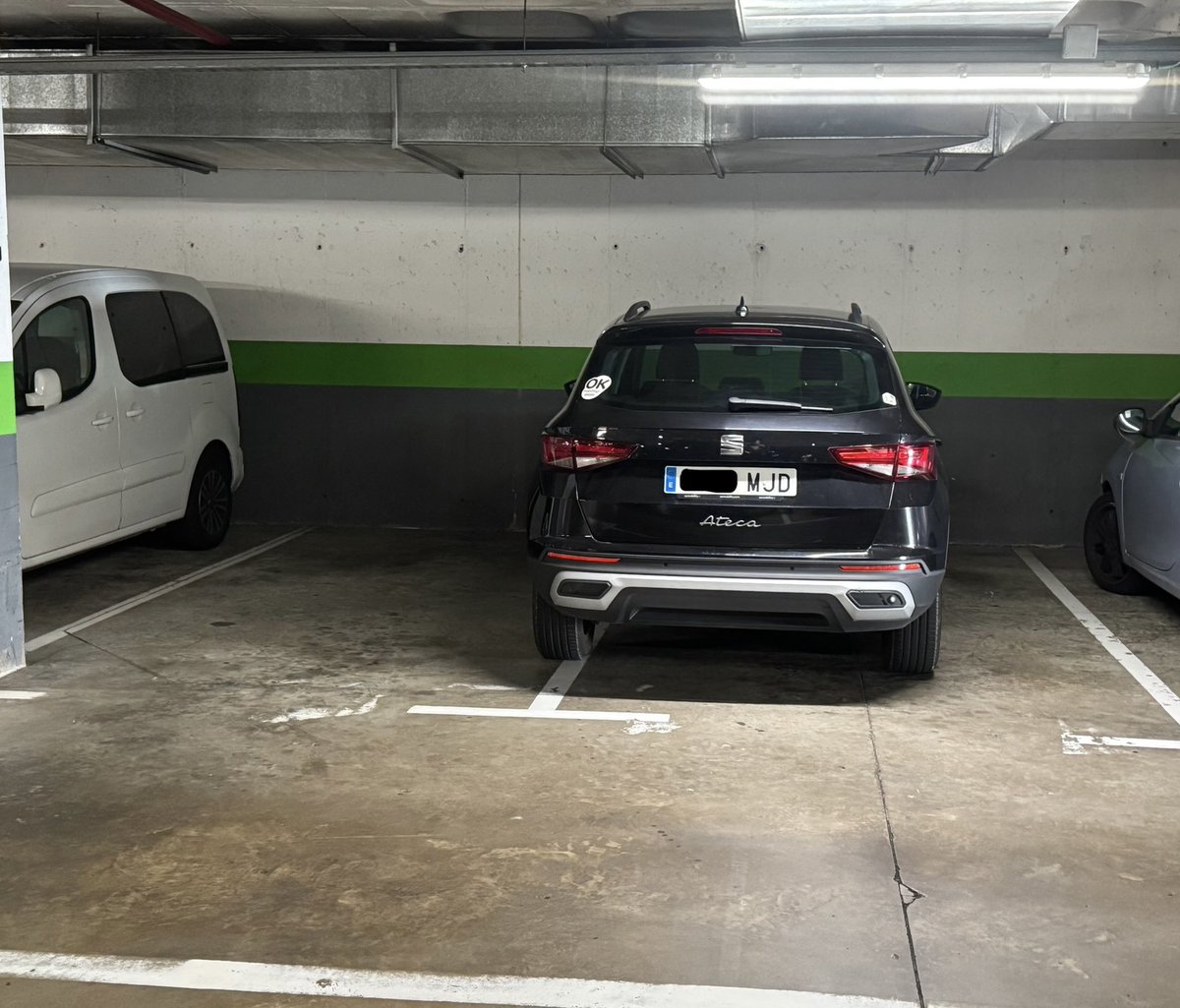 jetaparking1's tweet photo. A veces hay que recordarles a los adultos que las rayas del suelo son para algo…😡😡😡 #aparcabien @leroymerlin_es https://t.co/GO4A0NRwQL