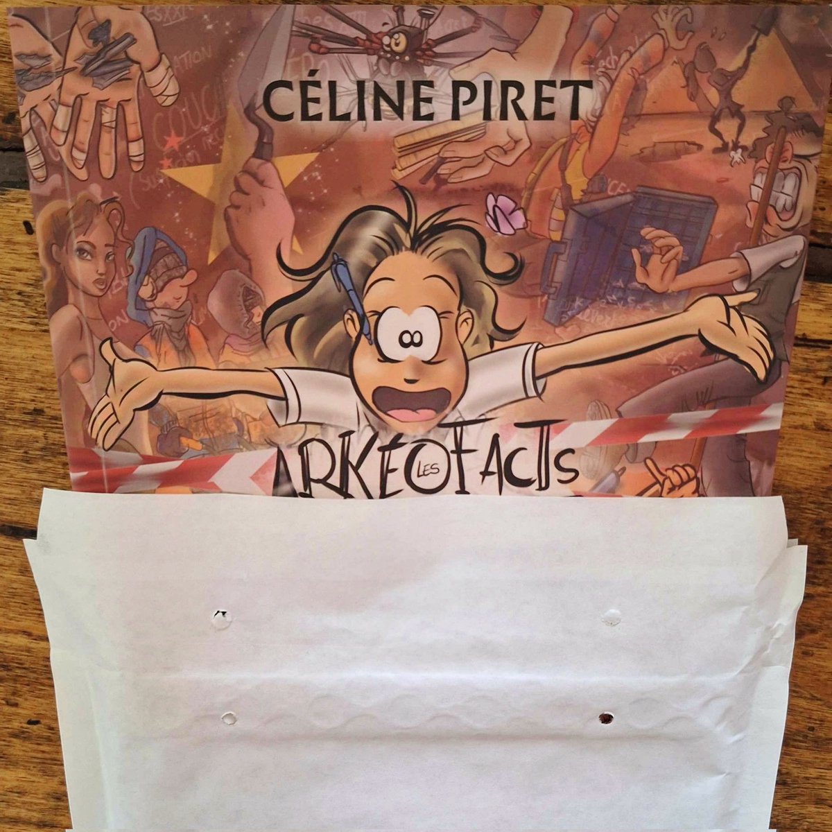 Editions_Fedora's tweet photo. On vient de recevoir le tome 1 des ArkéoFacts de @piret_celine 😁

es lutins du père Noël travaillent dur pour vous envoyer vos exemplaires ! 

⚠️  Pour toutes les précommandes passées dès lundi 16 décembre nous ne pouvons pas certifier que l'ouvrage arrivera à temps pour Noël. https://t.co/ZryP4vqvML