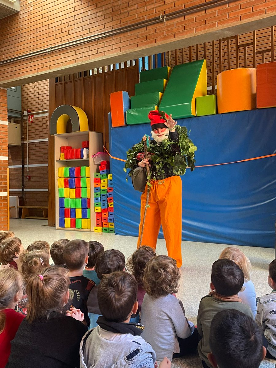 EscFarigolaClot's tweet photo. Avui ens ha visitat l'Oncle Buscall i ens ha portat el Tió!! Ara cal cuidar-lo perquè ens cagui moltes coses!! #I3Farigola #I4Farigola #I5Farigola @OncleBuscall https://t.co/fFC3M9bVQH