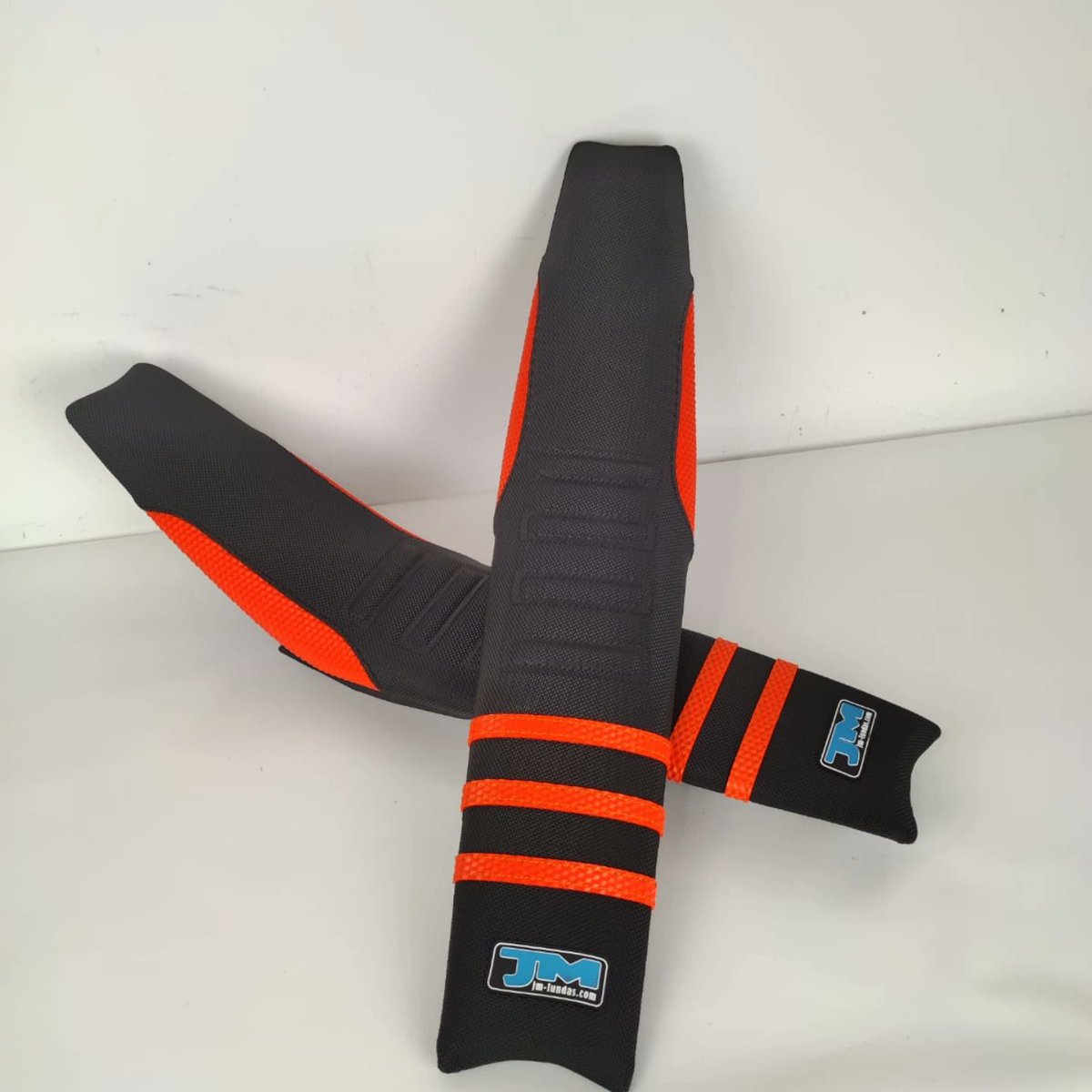 aembarrados's tweet photo. ¡Mejora tu experiencia off-road con nuestras fundas de asiento premium!
¿Cansado de que tu asiento se desgaste o no brinde el agarre necesario en terrenos difíciles? Nuestras fundas de asiento están diseñadas especialmente para los amantes del motocross, enduro... https://t.co/JeFd6GDYw9