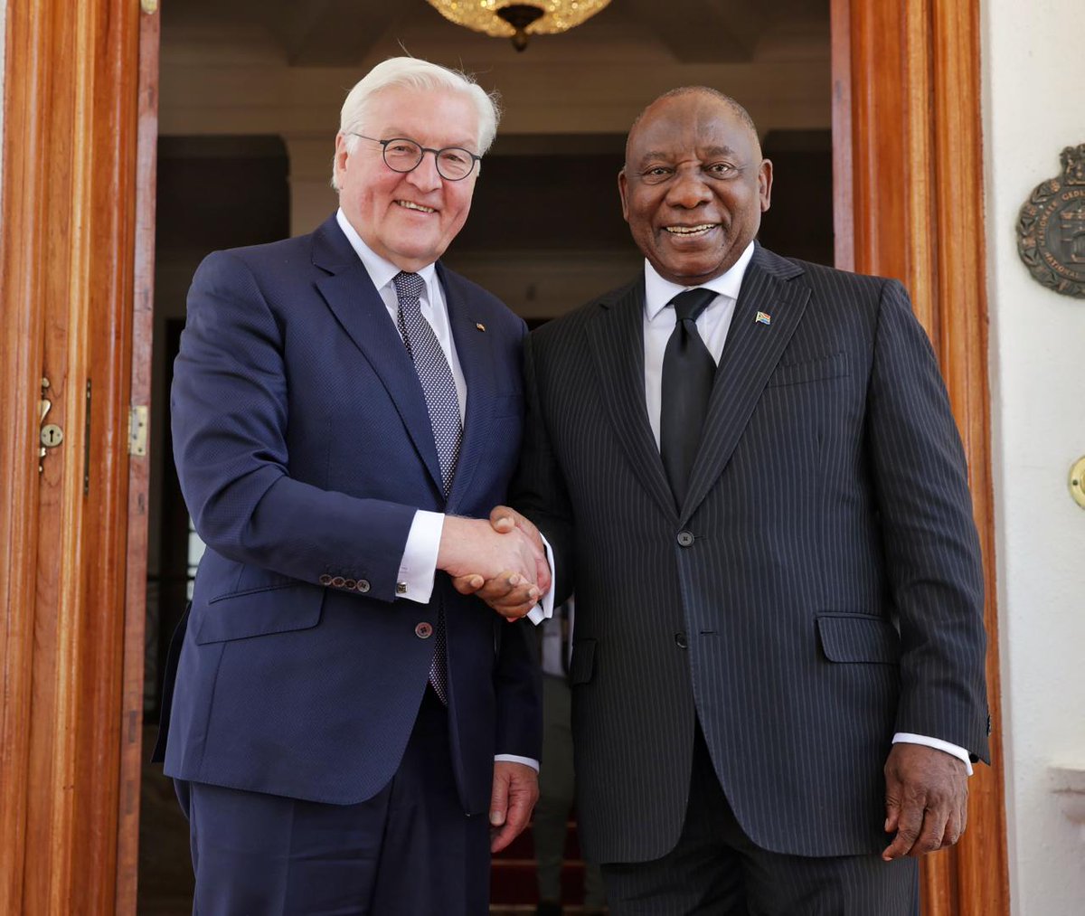 DIRCO_ZA's tweet photo. President Cyril Ramaphosa hosts President Frank-Walter Steinmeier of Germany at Mahlamba Ndlopfu, Pretoria, to mark 30 years of SA democracy, 35 years since the Berlin Wall fell, and to strengthen ties between the nations.
#GermanyInSA π©πͺπΏπ¦
#BetterAfricaBetterWorld π https://t.co/H19GNL2oYF