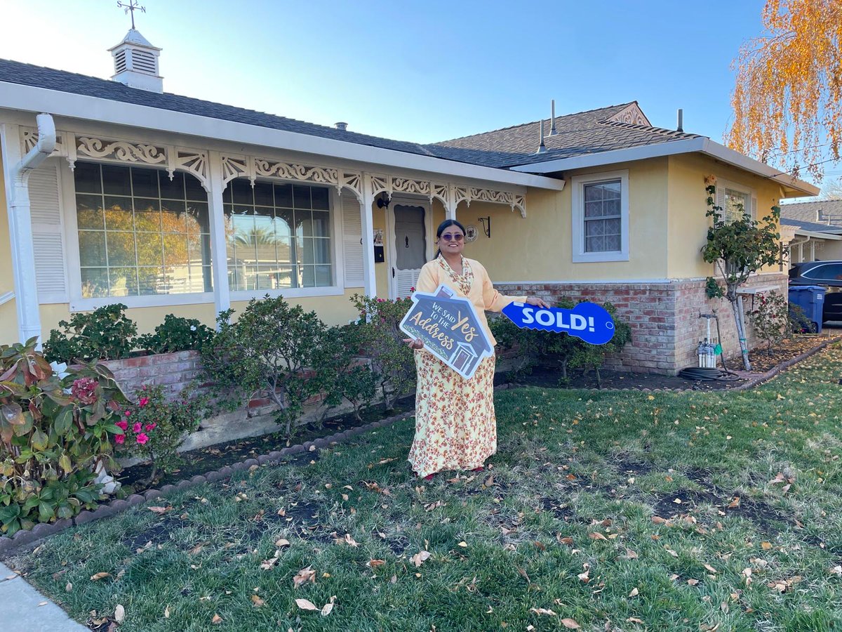 sujasrealty's tweet photo. SOLD!
Congratulations to my clients for closing on their new home! I am truly happy for them.🎊
#sold #justsold #firsttimehomeowners #homebuying #happyhomeowners https://t.co/wtohPuI1It