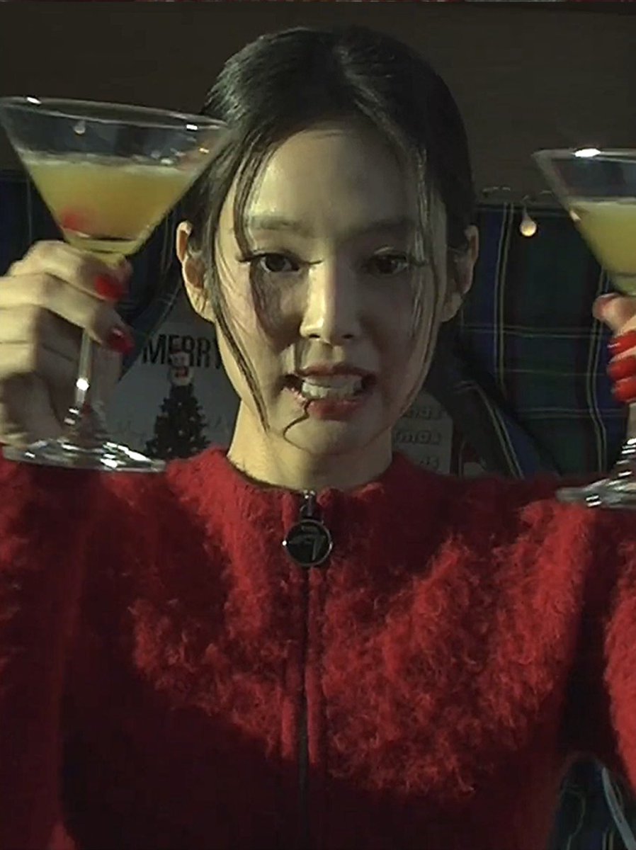 lisademanobaI's tweet photo. cheers 🥂😂 https://t.co/dV3PUG4Nuw