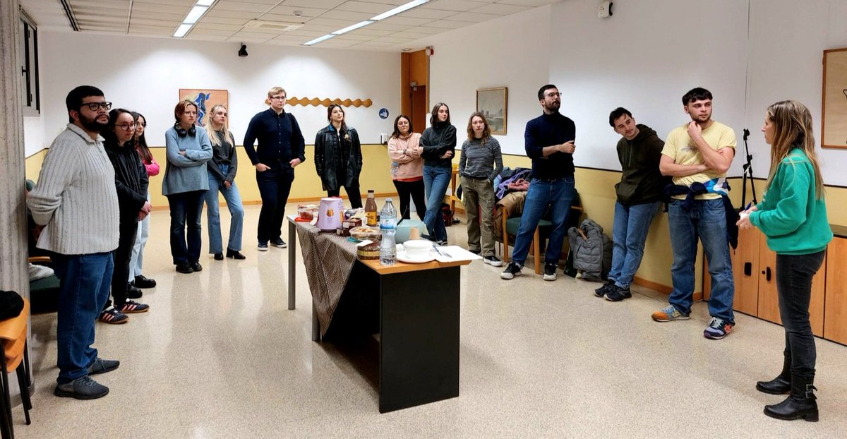 llenguaUB's tweet photo. Ahir vam acomiadar el #CATclubUB d'aquest semestre en una activitat que va tenir de tot. De tot i de tot arreu, perquè vam veure (i tastar) com se celebra Nadal en els països dels alumnes de mobilitat internacional de la #UniBarcelona.

El CATclub tornarà al segon semestre! https://t.co/jZB3Gp56dD