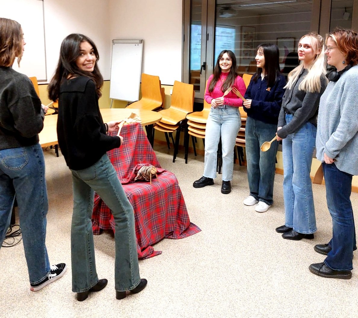 llenguaUB's tweet photo. Ahir vam acomiadar el #CATclubUB d'aquest semestre en una activitat que va tenir de tot. De tot i de tot arreu, perquè vam veure (i tastar) com se celebra Nadal en els països dels alumnes de mobilitat internacional de la #UniBarcelona.

El CATclub tornarà al segon semestre! https://t.co/jZB3Gp56dD