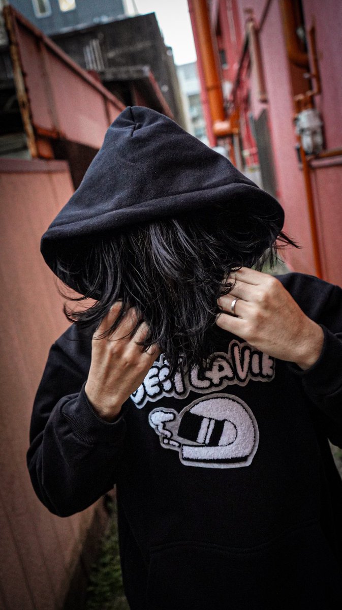 antibcsc's tweet photo. 【ANTIBCSC COLLECTION 2024 vol.4】

“C’est La Vie” Hoodie

意訳すると『人生ってこんなもんさ。』
バイク乗りの物憂げな感情を表現しました。
こちらのパーカーも、立体感のあるモコモコしたサガラ刺繍ワッペンを縫い付けているので、表情豊かで可愛らしい雰囲気もある一着となっております。 https://t.co/AyQtIm8IGA