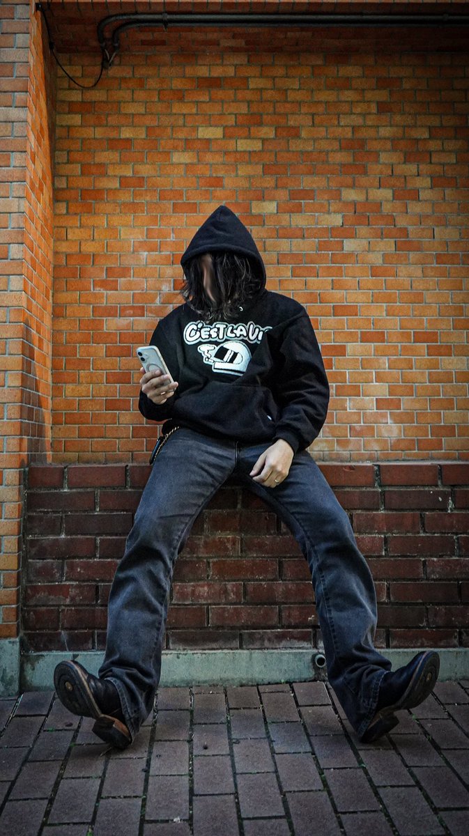antibcsc's tweet photo. 【ANTIBCSC COLLECTION 2024 vol.4】

“C’est La Vie” Hoodie

意訳すると『人生ってこんなもんさ。』
バイク乗りの物憂げな感情を表現しました。
こちらのパーカーも、立体感のあるモコモコしたサガラ刺繍ワッペンを縫い付けているので、表情豊かで可愛らしい雰囲気もある一着となっております。 https://t.co/AyQtIm8IGA