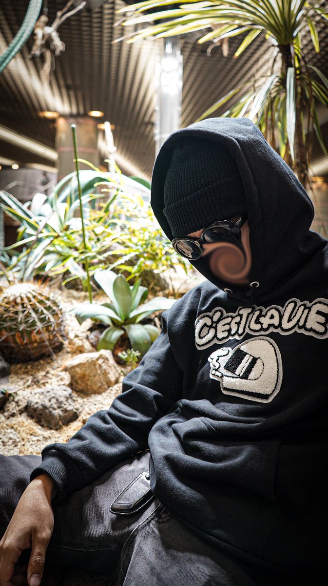 antibcsc's tweet photo. 【ANTIBCSC COLLECTION 2024 vol.4】

“C’est La Vie” Hoodie

意訳すると『人生ってこんなもんさ。』
バイク乗りの物憂げな感情を表現しました。
こちらのパーカーも、立体感のあるモコモコしたサガラ刺繍ワッペンを縫い付けているので、表情豊かで可愛らしい雰囲気もある一着となっております。 https://t.co/AyQtIm8IGA
