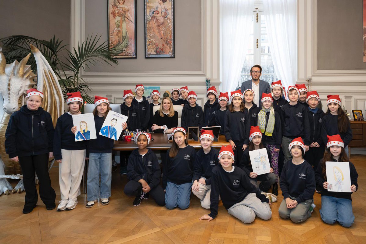 AgnesPottierD's tweet photo. Ce matin, je recevais dans mon bureau les élèves de la classe de Monsieur Amador de l’École Jean de la Fontaine pour échanger sur la fonction de Maire et répondre aux questions des enfants.
✨Merci les enfants pour vos dessins et pour ce magnifique chant de Noël ! 🎶🎄🎅🏼✨ https://t.co/vMw1XESue0