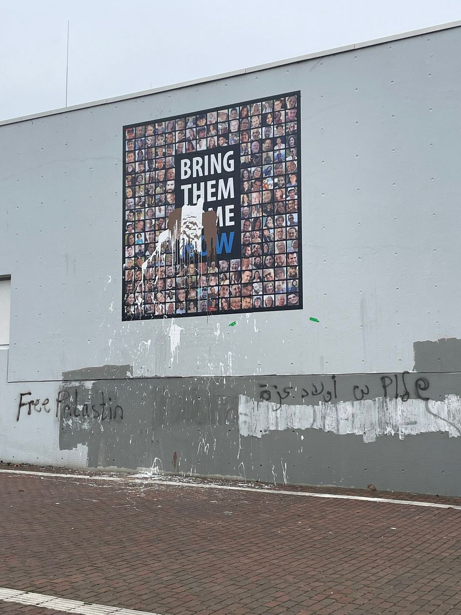 Jacob Horowitz (@jacobhrwtz) on Twitter photo Zum zweiten Mal in ein paar Wochen wird das #BringThemHomeNow Poster an der <a href="/HHU_de/">Heinrich-Heine-Universität Düsseldorf</a> beschmiert. Wer macht sowas? Ich kann es echt nicht verstehen. Zum zweiten Mal in ein paar Wochen wird das #BringThemHomeNow Poster an der <a href="/HHU_de/">Heinrich-Heine-Universität Düsseldorf</a> beschmiert. Wer macht sowas? Ich kann es echt nicht verstehen.