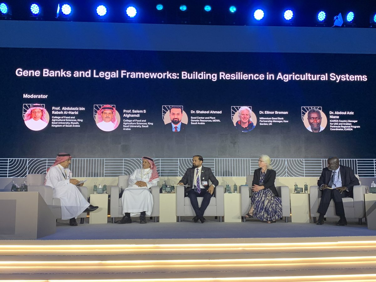 Naser_Almarri's tweet photo. تحت شعار (الأمن الغذائي المستدام في مواجهة التحديات المناخية المتنوعة) تم التحدث في جلسة بعنوان
*بنوك الجينات والأطر القانونية: القدرة على الصمود في النظم الزراعية* 🌍
وتناولت *
تسليط الضوء على السياسات والمبادرات للحفاظ على الموارد الوراثية النباتية.
#كوب16_الرياض
#COP16Riyadh https://t.co/zkzIJU6wCb