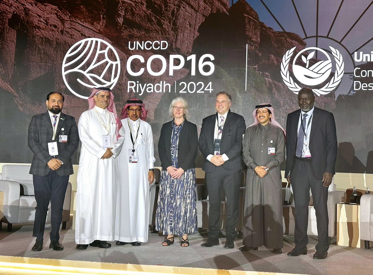 Naser_Almarri's tweet photo. تحت شعار (الأمن الغذائي المستدام في مواجهة التحديات المناخية المتنوعة) تم التحدث في جلسة بعنوان
*بنوك الجينات والأطر القانونية: القدرة على الصمود في النظم الزراعية* 🌍
وتناولت *
تسليط الضوء على السياسات والمبادرات للحفاظ على الموارد الوراثية النباتية.
#كوب16_الرياض
#COP16Riyadh https://t.co/zkzIJU6wCb