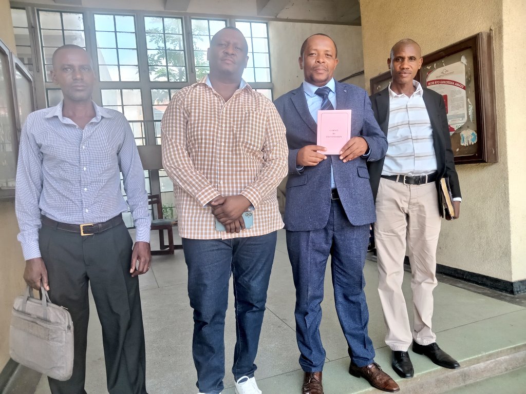 jubasuc1's tweet photo. #Poritike '' Burundi bwa bose '' ni urunani rw'imigambwe #FRODEBU, #FDES, #CNDD na #CODEBU isanzwe ihurikiye mu migambwe itavuga rumwe n'uwuri ku butegetsi. Urwo runani rwashizwe ahabona n'indongozi z'iyo migambwe kuri uyu wa gatanu igenekerezo rya 13 Kigarama 2024 https://t.co/9Xh7YNmire