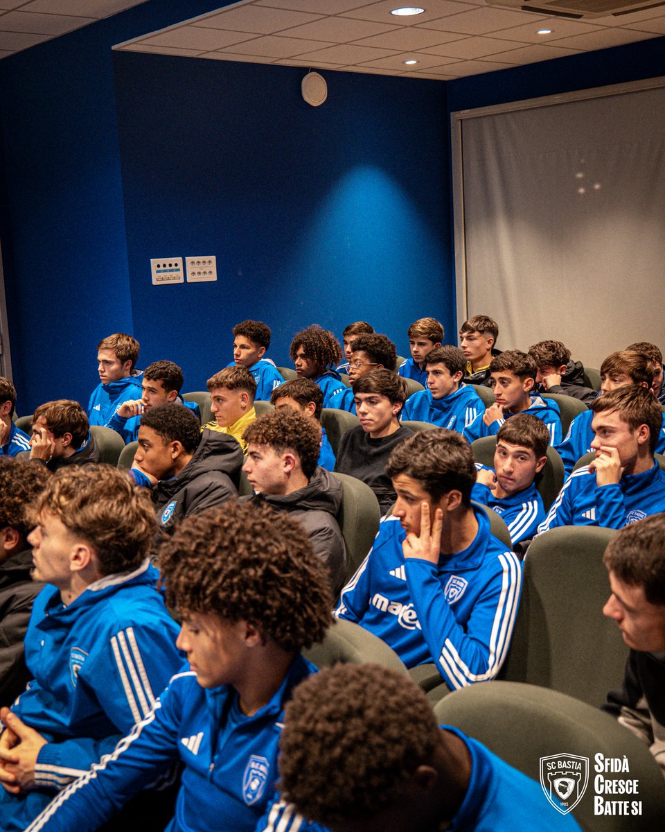 SCBFurmazione's tweet photo. Sensibilisation aux réseaux sociaux par le CRIJ de Corse avec nos #U17 et #U18 📸 https://t.co/uwno2bZsoS