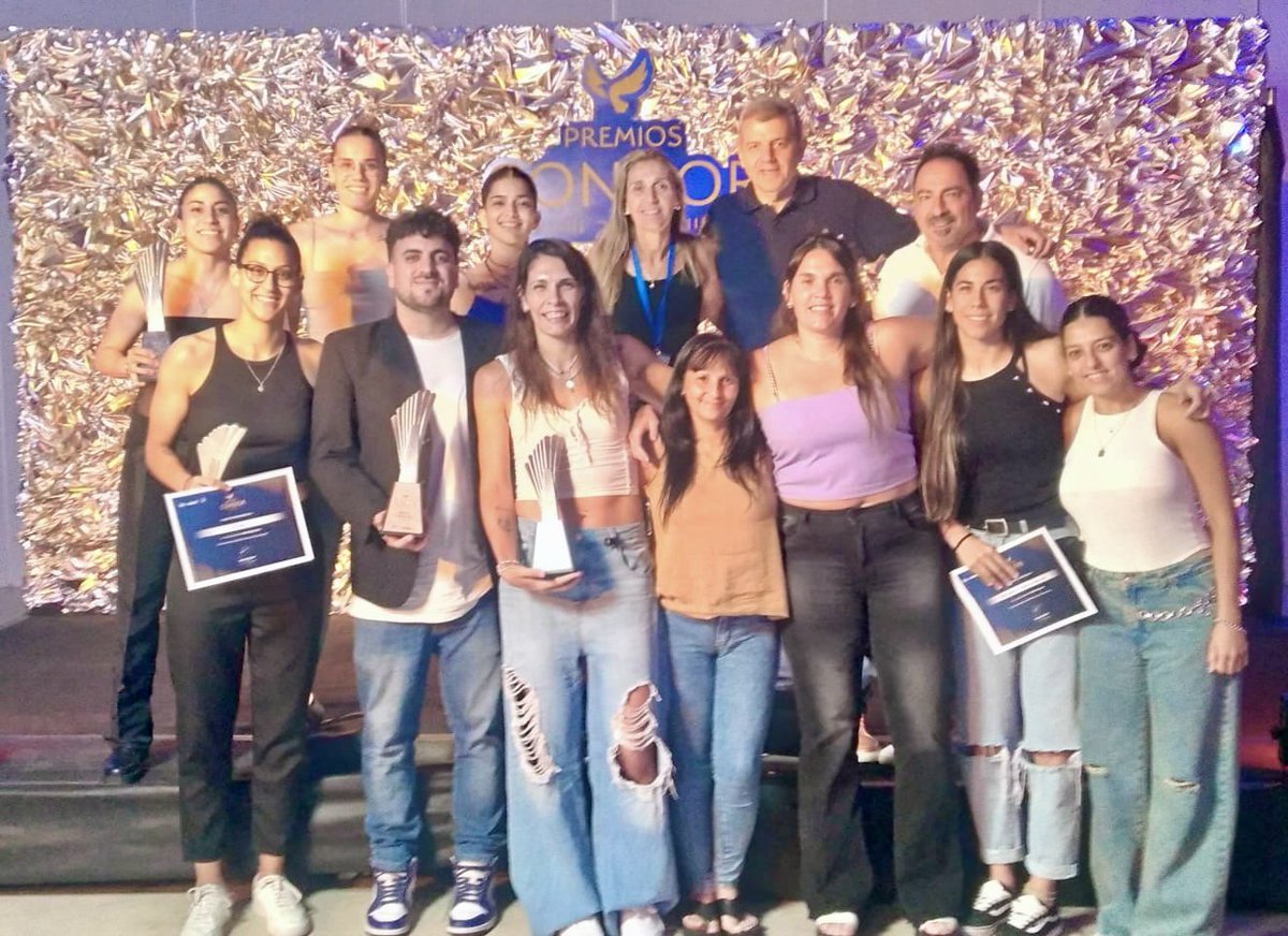 Acompañamos el crecimiento del básquet femenino⚡️

<a href="/WalterGarello/">Walter Garello</a>, Vicepresidente, y José “Nito” Trezza, miembro del Consejo, junto a las capitanas y representantes de los tres clubes cordobeses que se encuentran disputando la <a href="/LFBArgentina/">La Liga Femenina</a> : Instituto, Gorriones y Dep. Chañares