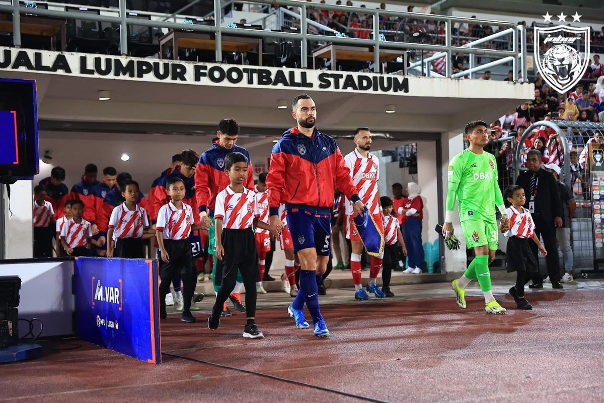 OfficialJohor's tweet photo. Ready to roar! 🦁

More photos at https://t.co/lGMitSZTe6

#KLCvJDT
#WhatCanYouDo
#TheTMJeffect
#LuaskanKuasamuJohor
#JDTforAll https://t.co/dpC8c3fSY6