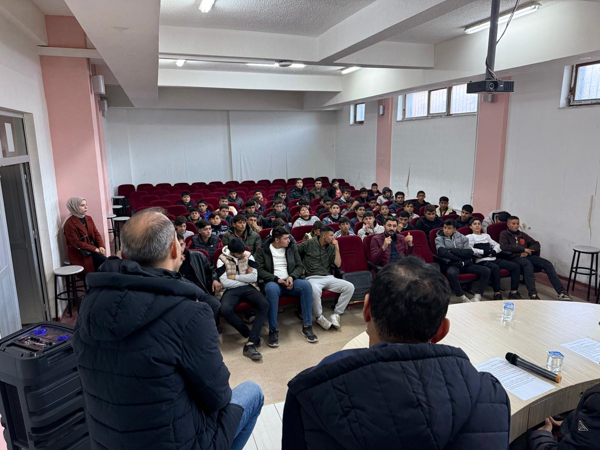 EyyubiyeM's tweet photo. Bigep kapsamında okul aile birliği el ele projesine katılan öğretmen,usta ve öğrencilerimize teşekkür ederiz
@hasansildak
@harrani63 https://t.co/nfpTtuVUpx