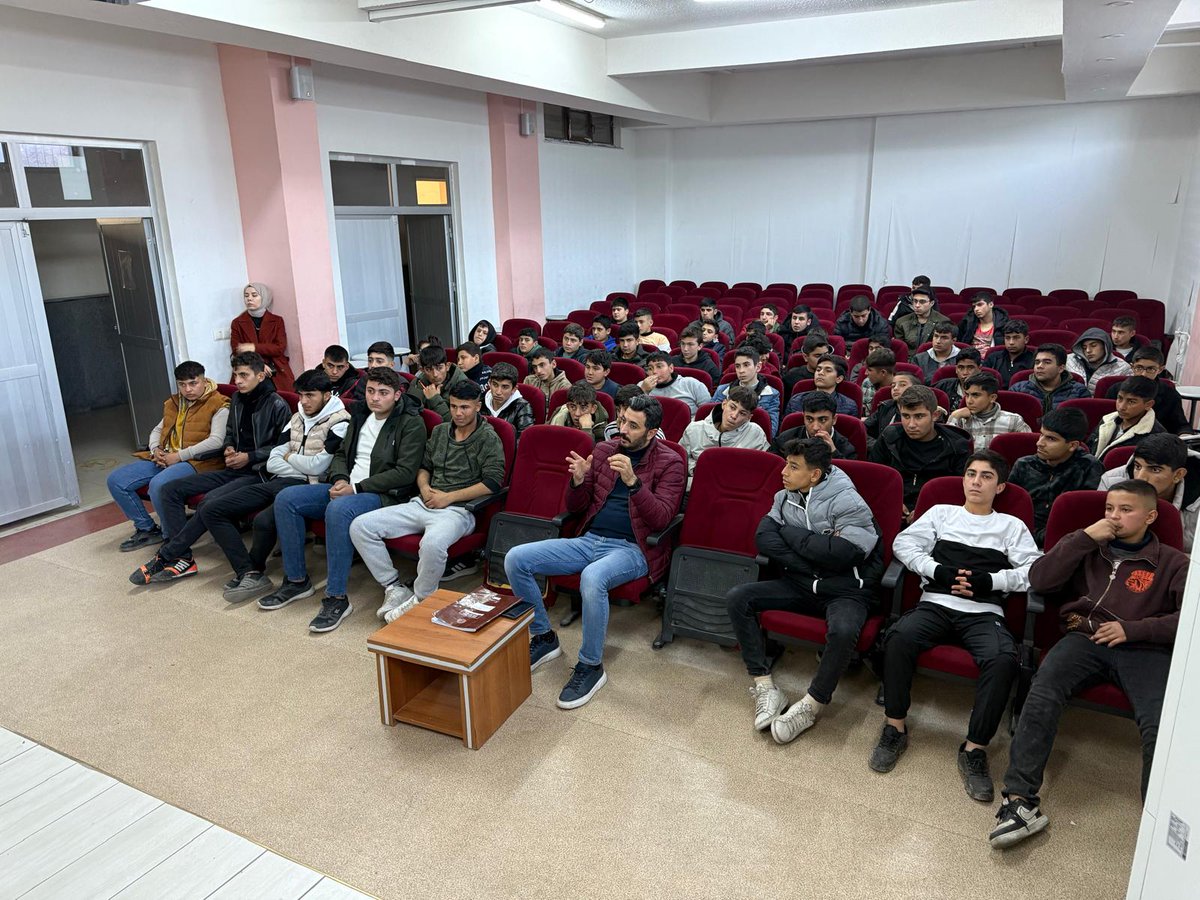 EyyubiyeM's tweet photo. Bigep kapsamında okul aile birliği el ele projesine katılan öğretmen,usta ve öğrencilerimize teşekkür ederiz
@hasansildak
@harrani63 https://t.co/nfpTtuVUpx