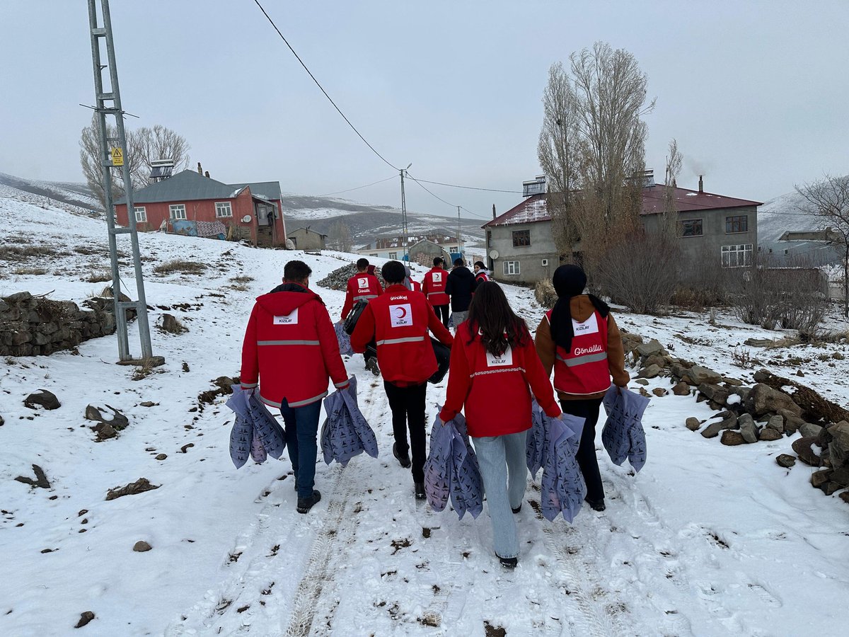 Kizilay's tweet photo. İyilik hikayemizin bugünkü durağı Ağrı 🗻

Ülkemizde soğuk hava etkisini gösterirken, emanetlerinizi köy okullarındaki miniklerimize kışlık yardımlar olarak ulaştırarak onların heyecanlarına ortak olmaya devam ediyoruz!🧣🎈

Her bir iyilik hikayesinin kahramanı olan bağışçılarımıza yürekten teşekkür ediyoruz. #SensizOlmaz