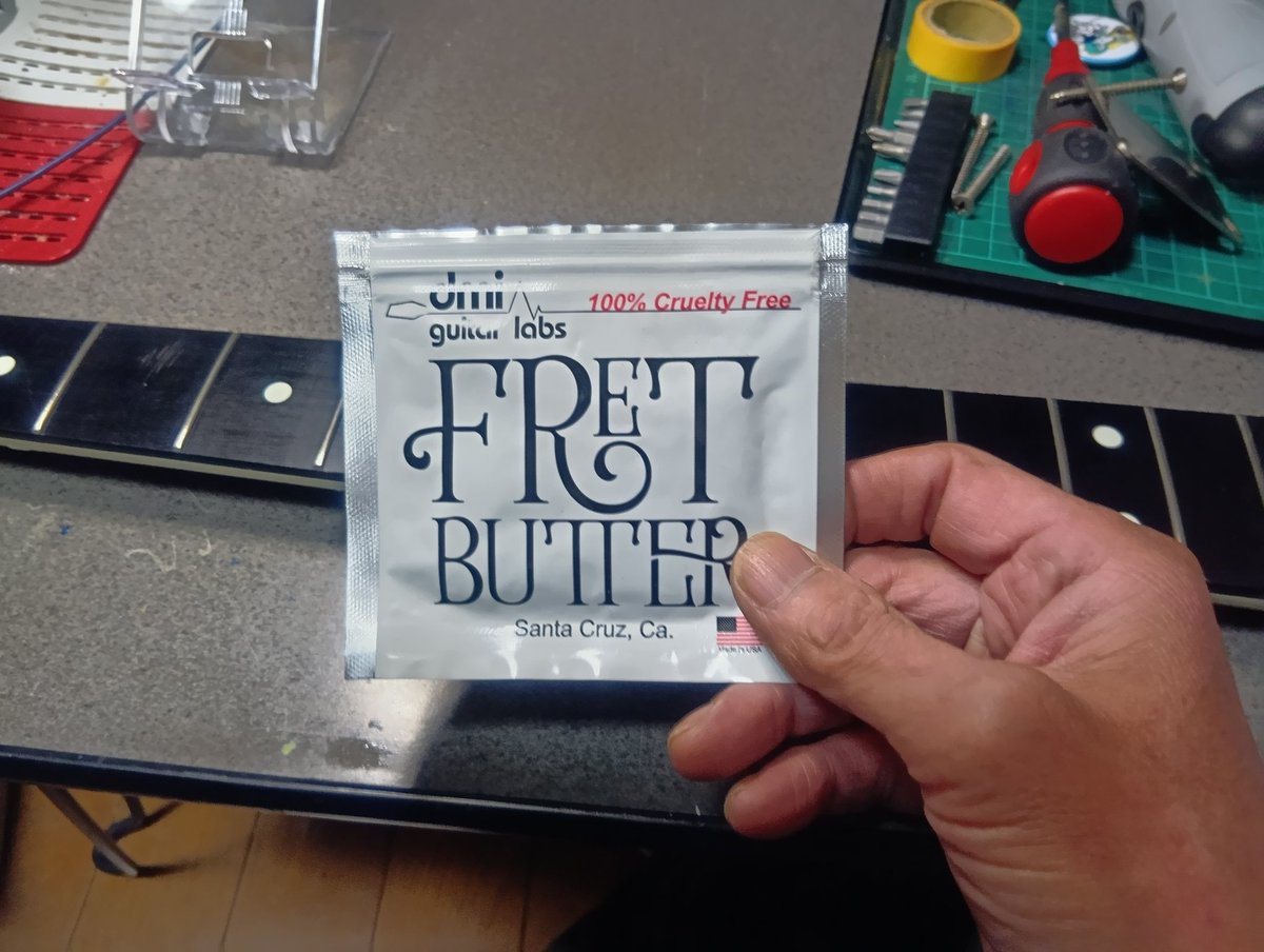 nw95356's tweet photo. #ジャズベース
#フレット摺合せ
#FRETBUTTER

毎度〜✋
1弦の7、12、15f
2弦の13f
4弦の4、10f辺りで音が詰まる現象が出ていたので
思い切って摺合せにチャレンジ💪

仕上げはFRET BUTTERでいい香り〜😚

さて、音詰まりの方は…
ん〜　そろそろ限界かなぁ😣 https://t.co/J2Rh8Qox1d