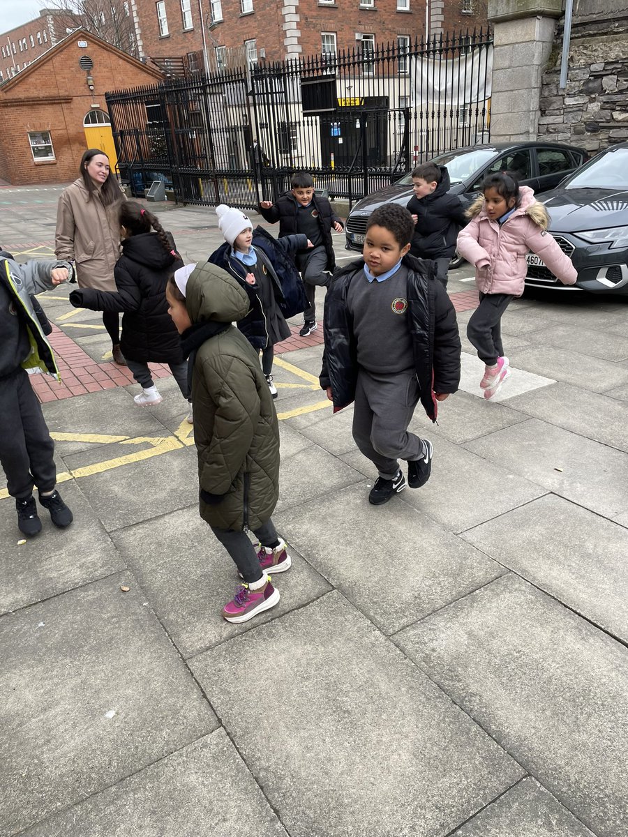 CentralModelInf's tweet image. Room 5 loved completing the 12 Days of Fitmas challenge today along our Active Walkway! We ran, skipped, hopped and jumped all around our school! @ActiveFlag