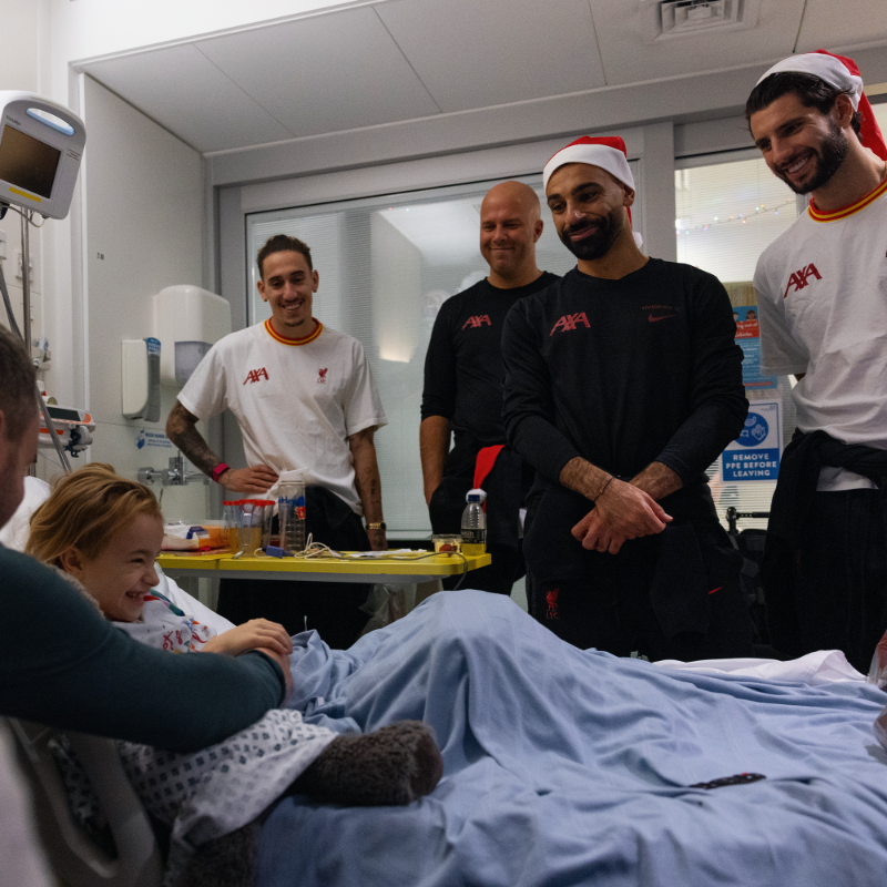 LFC's tweet photo. A special Christmas visit 📸 @AlderHey ❤️

Read more as Reds head coach Arne Slot made his first visit alongside the squad to the specialist children’s hospital 🎄