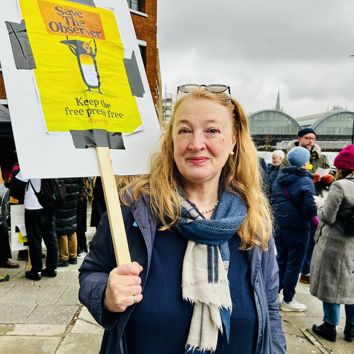 gonuj93's tweet photo. Thank you for joining us on the picket line, novelist @AmandaPCraig - whose first article was published in The Observer. Lovely to see you 🙏🏻 

#savetheobserver https://t.co/lksMAy4lhZ