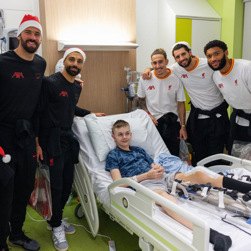 LFC's tweet photo. A special Christmas visit 📸 @AlderHey ❤️

Read more as Reds head coach Arne Slot made his first visit alongside the squad to the specialist children’s hospital 🎄