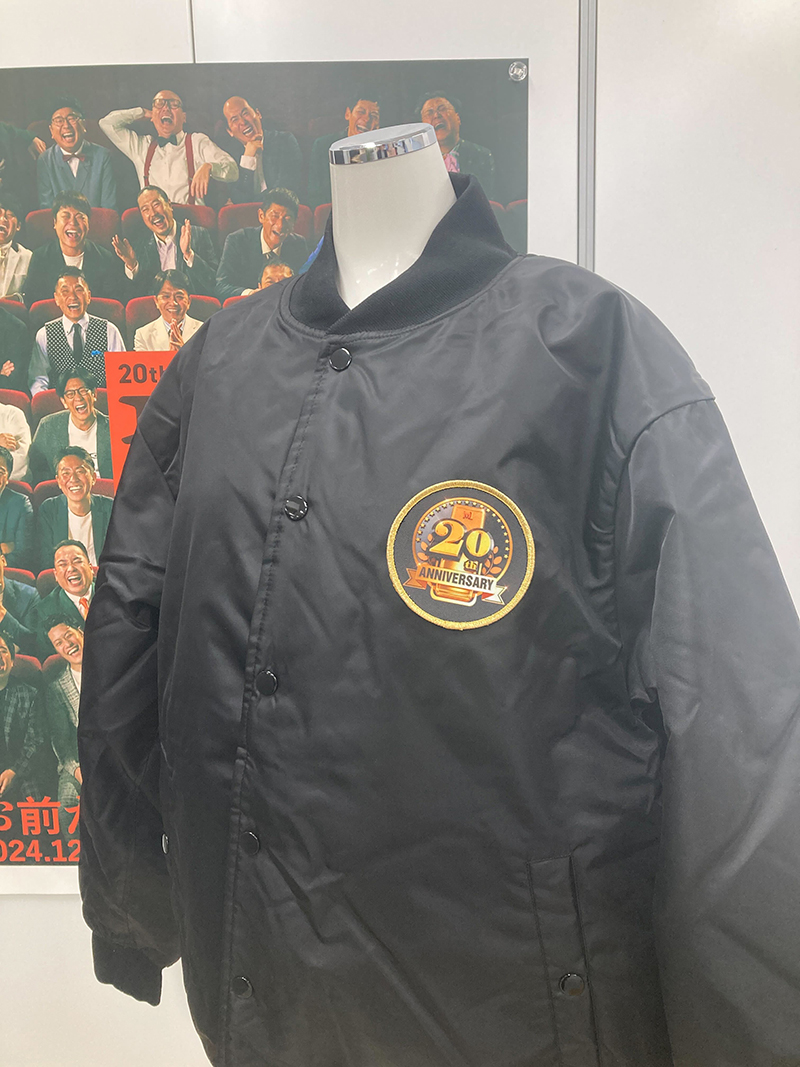 M1GRANDPRIX's tweet photo. 『M-1グランプリオリジナルジャンパー』の実物はこちら！
全組応援している方は…全組分リポストして応援してください👏👏

M-1グランプリ公式Instagramではジャンパーにサイン中のファイナリストの様子も🖊️
ぜひこちらもチェックしてください！
#M1ジャンパー #M1 #M1グランプリ https://t.co/6981AqeqVv