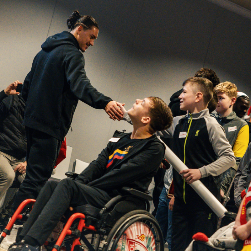 LFC's tweet photo. A special Christmas visit 📸 @AlderHey ❤️

Read more as Reds head coach Arne Slot made his first visit alongside the squad to the specialist children’s hospital 🎄