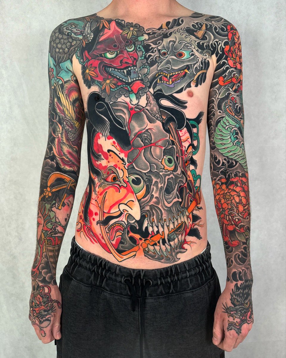 SplitHeadz's tweet image. Finished stomach tattoo! 
@SplitHeadz @TattooLifeMag #tattooart #tattooartist #colourtattoo