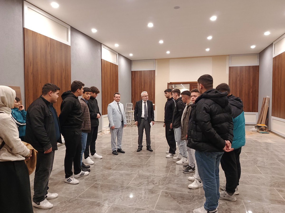 GSB_CanakkaleGM's tweet photo. Çedes Projesi kapsamında gençlerimizle Cuma namazında buluştuk🤲📿🕌 https://t.co/1yzEyAmcbW