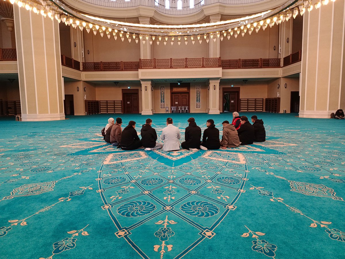 GSB_CanakkaleGM's tweet photo. Çedes Projesi kapsamında gençlerimizle Cuma namazında buluştuk🤲📿🕌 https://t.co/1yzEyAmcbW