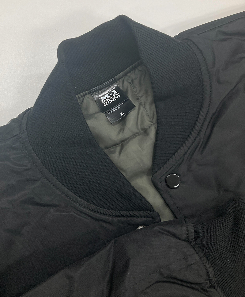 M1GRANDPRIX's tweet photo. 『M-1グランプリオリジナルジャンパー』の実物はこちら！
全組応援している方は…全組分リポストして応援してください👏👏

M-1グランプリ公式Instagramではジャンパーにサイン中のファイナリストの様子も🖊️
ぜひこちらもチェックしてください！
#M1ジャンパー #M1 #M1グランプリ https://t.co/6981AqeqVv
