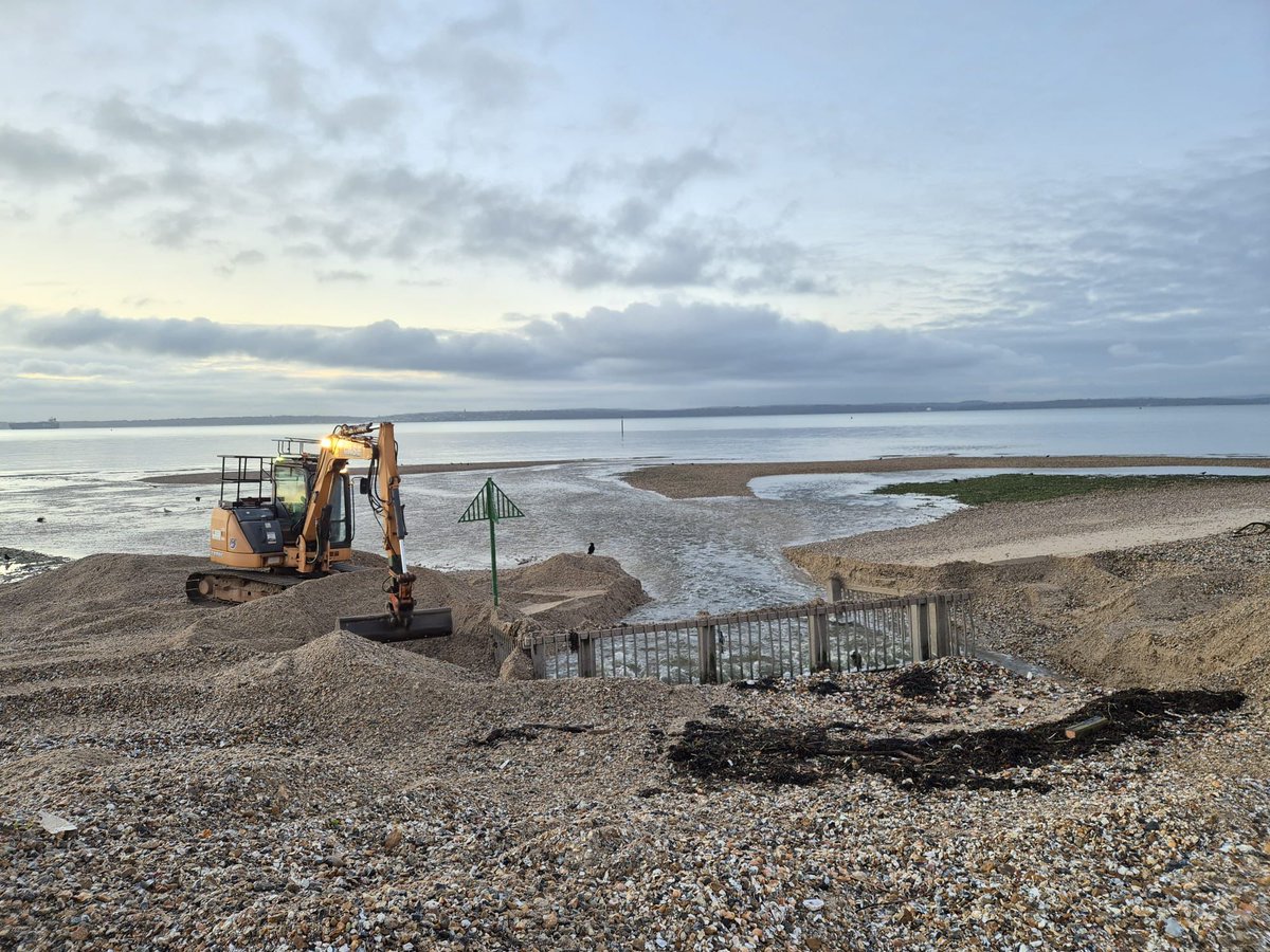 johnoflynnEA's tweet photo. An early start for #EastHantsFieldTeam to clear shingle from #RiverAlver outfall to reduce local flood risk in #Alverstoke. #floodaware #WinterReady @GosportCouncil @DiscoverGosport @cllrzoehuggins
@Gosportnews @hantsconnect https://t.co/lGHkE963Tn