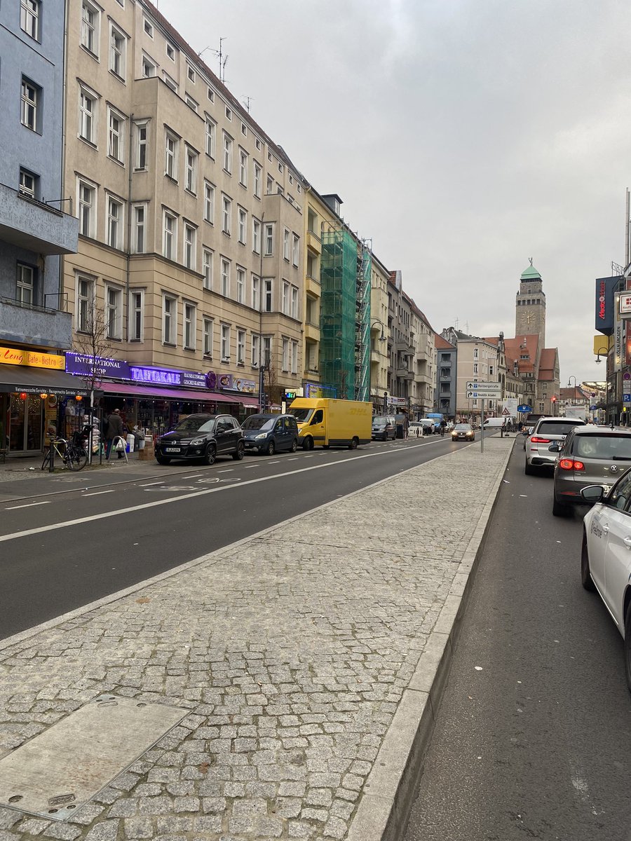 Vor der Sanierung war hier mal ein Grünstreifen. Teilweise lebten Spatzen dort. #KarlMarxStrasse #Neukölln