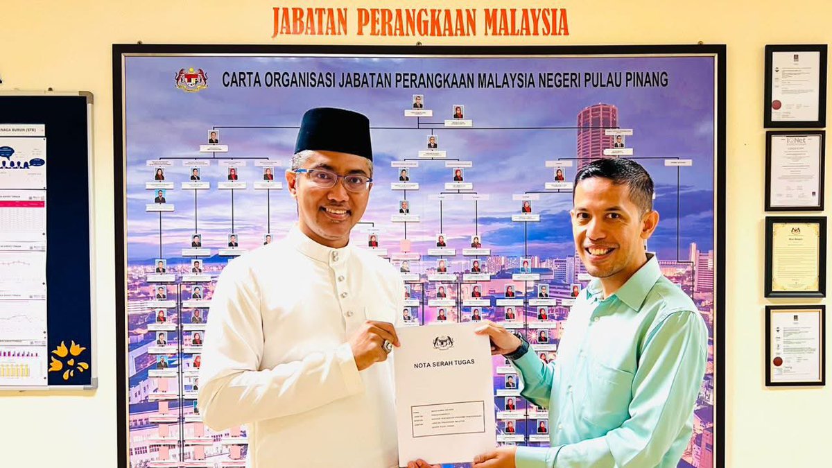 DOSM_Penang's tweet photo. Tahniah kepada Encik Anuar Kamal bin Sidin di atas kenaikan pangkat. Ucapan penghargaan dan terima kasih turut dirakamkan di atas perkhidmatan beliau di DOSM Penang. Selamat bertugas di tempat baharu.
#StatsMalaysia
#StatistikNadiKehidupan
#JubliIntan75tahunDOSM
#DOSMPenang https://t.co/0wSihWtfn7