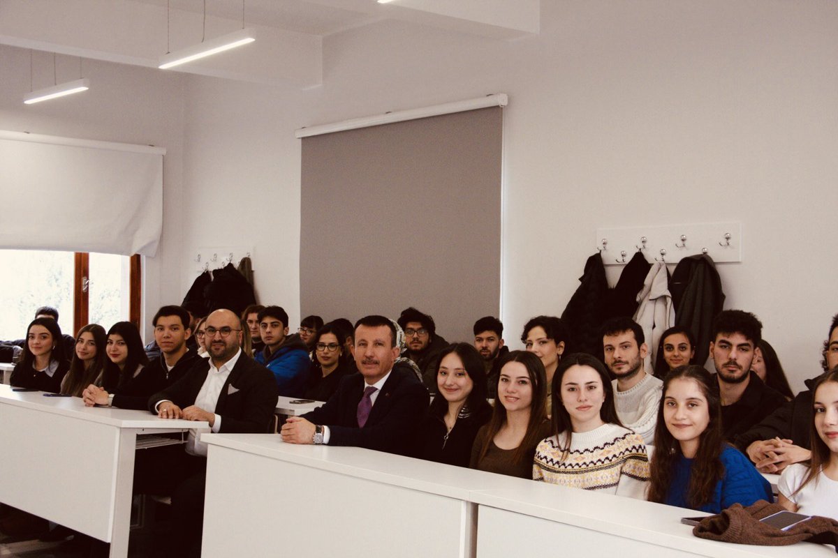 asimbalci's tweet photo. Ankara Medipol Üniversitesi’ndeki Kurumsal İletişim dersimizin bugünkü konuğu Hürriyet Gazetesi Ankara Haber Koordinatörü ve Köşe Yazarı Sn. Murat Yılmaz oldu. 

Öğrencilerimizle mesleki deneyimlerini paylaşan Sayın Murat Yılmaz’a teşekkürlerimizi sunuyoruz.

@myilmaznet https://t.co/Xo7j3q2fM0