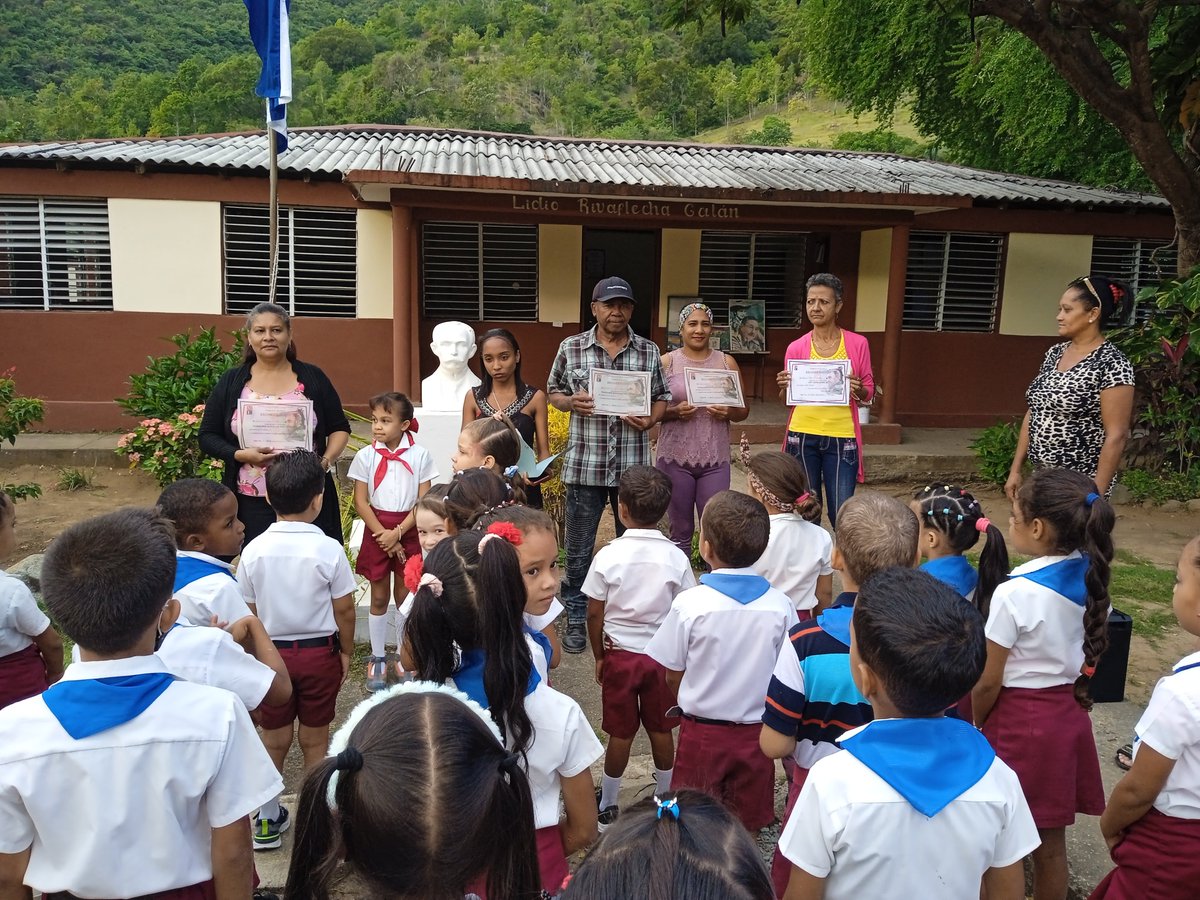 GalanLidio's tweet photo. Matutino especial dedicado al día del educador  @CubaMined @dpeStgo @SantiagodeCuba @dmeguama #guama https://t.co/XHaDDg0ksk