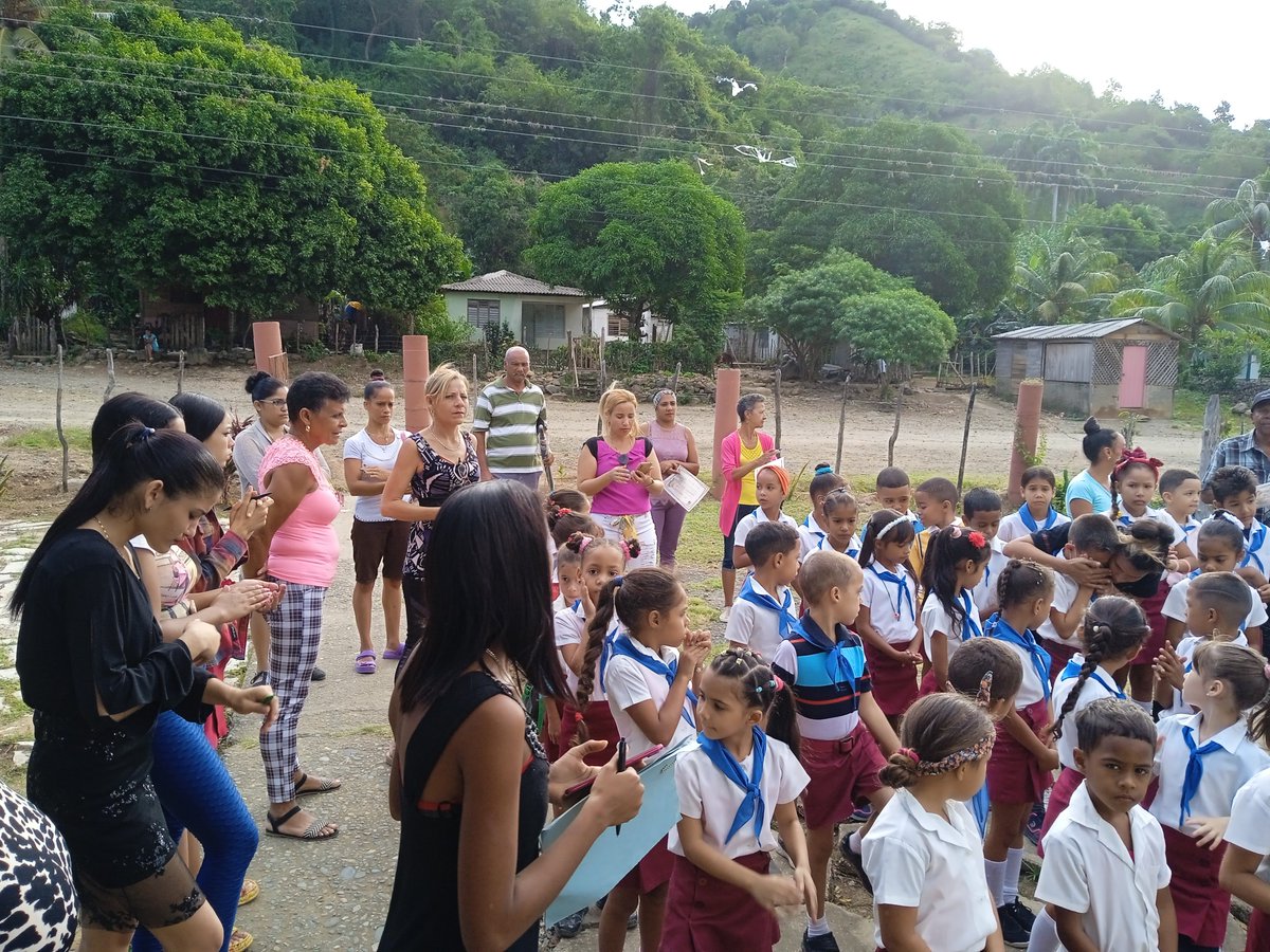 GalanLidio's tweet photo. Matutino especial dedicado al día del educador  @CubaMined @dpeStgo @SantiagodeCuba @dmeguama #guama https://t.co/XHaDDg0ksk